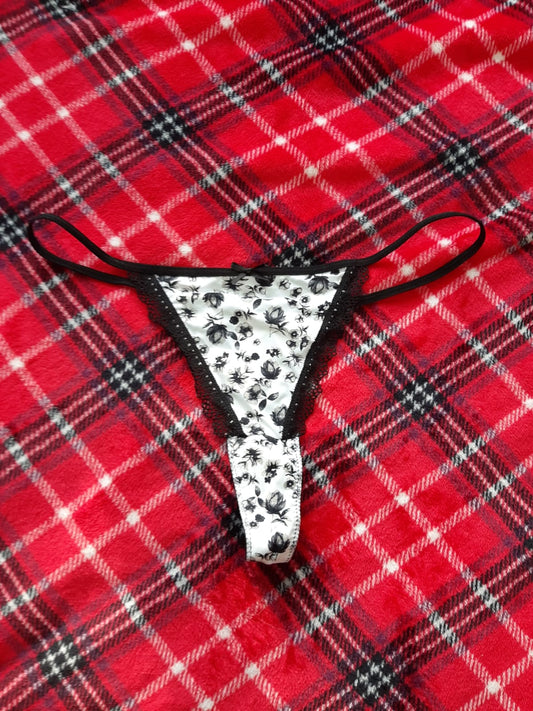 Small thin strap black and white thong (used)